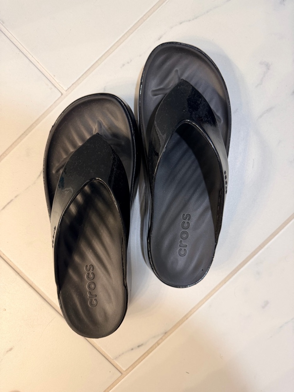 CROCS Women's Getaway Black Patent Platform Flip Sandals - Picture 3 of 4